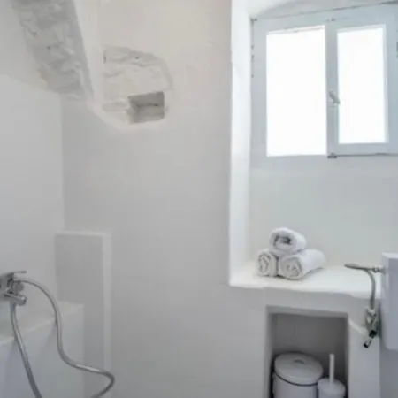 Ninemia * Parikia (Paros)